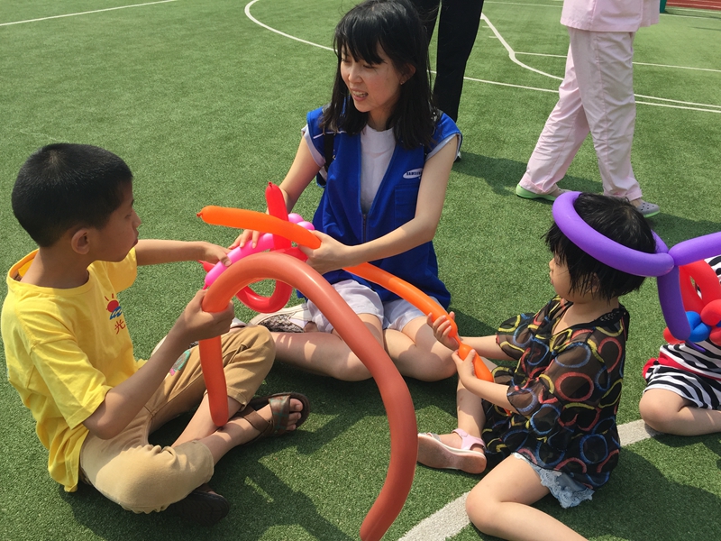 荣成三星重工业慰问福利院小朋友